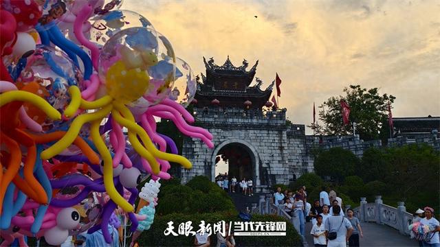 咔嚓！青石板上的亲子大片，藏着这座古镇600年的故事