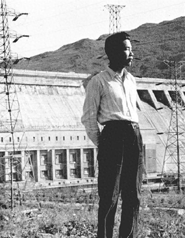 1993年，李鹏总理和夫人朱琳，在北京家中唱卡拉OK，一张珍贵留影