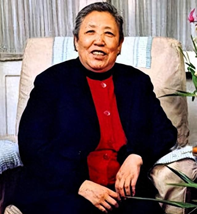 她15岁入党，18岁和主席结婚	，如今仍健在，却几乎不出来露面