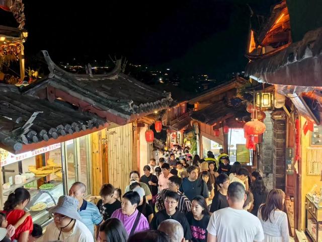 逃离40℃高温！我在丽江20℃的夏夜里，找到了最治愈的人间烟火