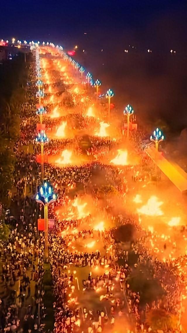 火把节人潮挤爆凉山！免费雨衣难抵怨气，文化盛宴变煎熬？