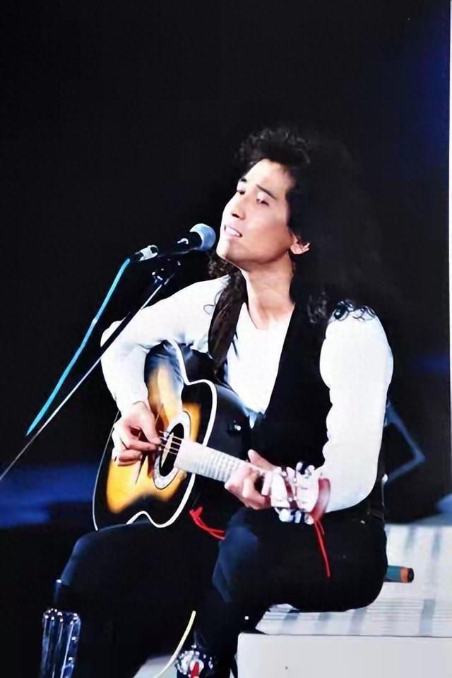 65岁齐秦现状，定居美国，娶小24岁女粉丝为妻，和11岁儿子像爷孙