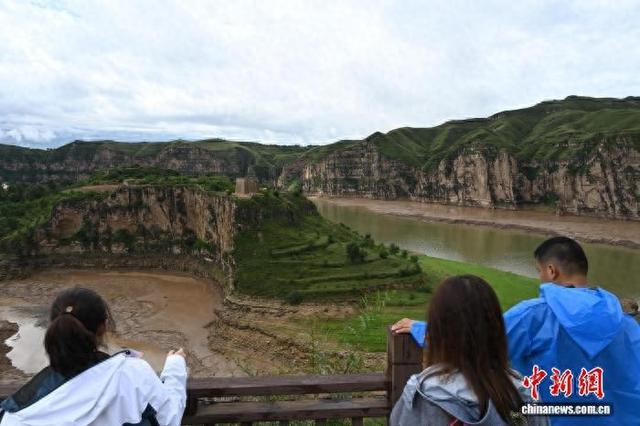 游客在山西与内蒙古交界老牛湾感受壮丽峡谷景观
