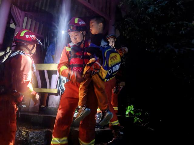 架梯为桥、人墙挡水！西樵景区里“1大6小”游客获救