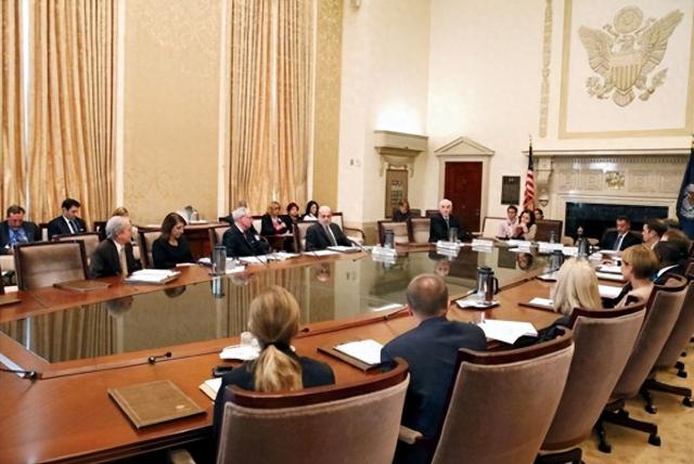 203%！黄金ETF破2300亿，中国大妈笑醒，美联储权力更迭前的疯狂