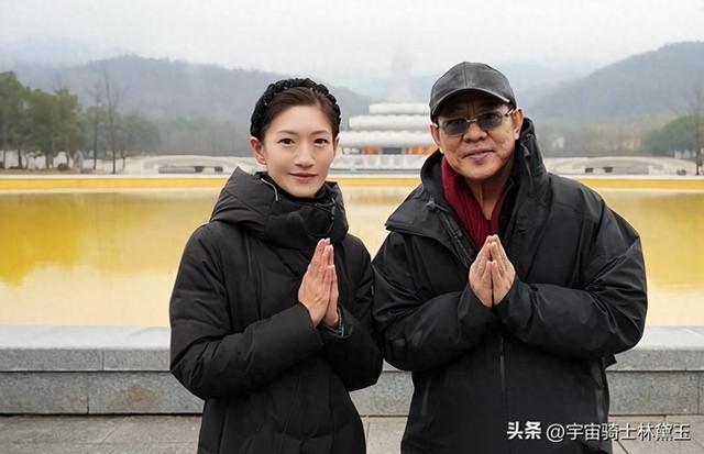 62岁李连杰带小女儿游九华山，不敢开美颜	，缩着脖子走路老态龙钟