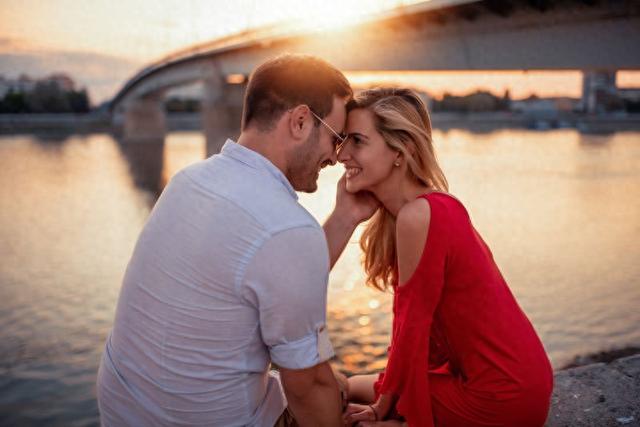 已婚女人一旦有了别的男人，不会拒绝丈夫亲近，却会有2个表现