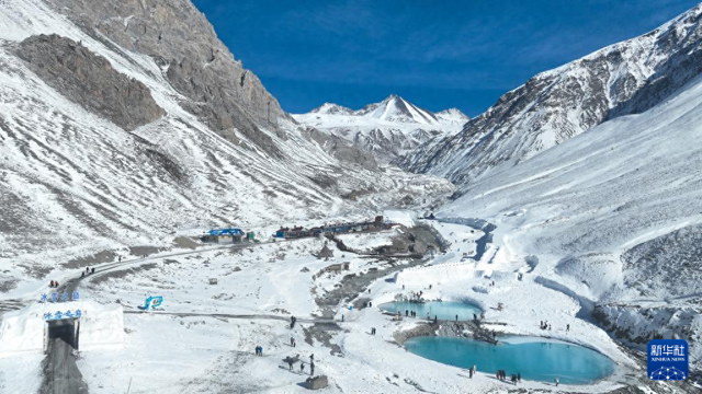 青海门源：冬日雪山旅游热