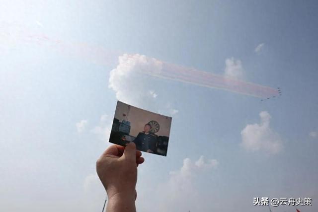 南海撞机王伟成功跳伞，咋10万人都找不到他？直到20多年后才明白