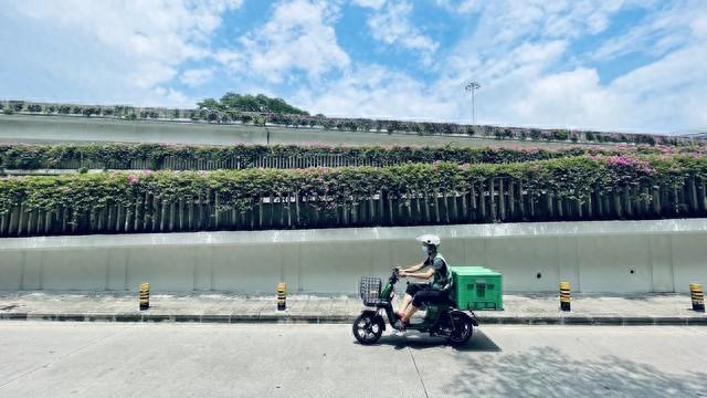 从山脚到云端：一场别开生面的‘外卖登顶’之旅