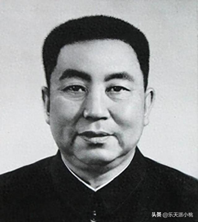 毛主席追悼会开始前10分钟，突然发生一件事。华国锋：请不要捣乱