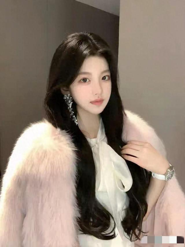 山东临沂一校花仙姿玉色，堪称上帝吻过的容颜，美得让人移不开眼