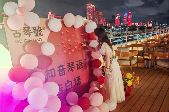 长江夜游玩出“River walk（江上漫步）”新高度，青年情侣“江上告白”安家武汉