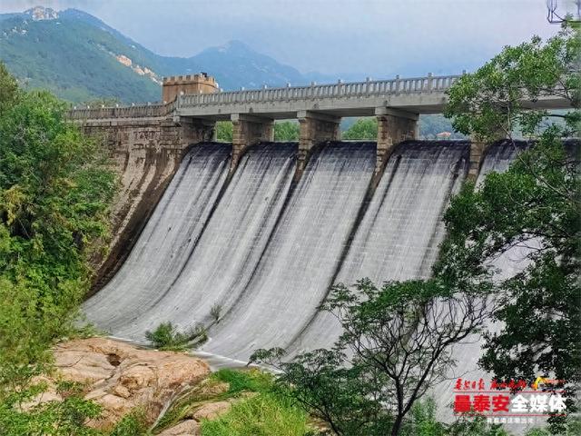 雨后虎山水库飞瀑如练 梳洗亭里听涛赏绿