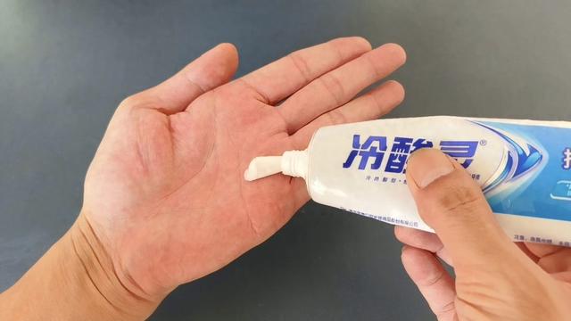 牙膏涂在手腕上会怎么样（把牙膏挤在手上）