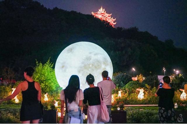 夜景独特！杭州吴山广场多了一处“玉兔伴月”