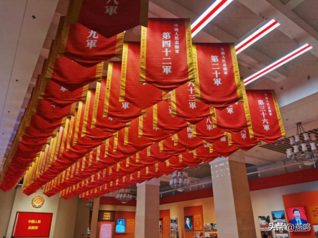 孩子眼中雪地里的红