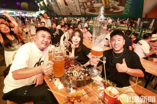 夏夜人潮涌，在这里啤酒与星光同醉