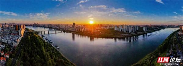 一江碧水穿城过，两岸风华尽揽——这是株洲独有的浪漫拼图