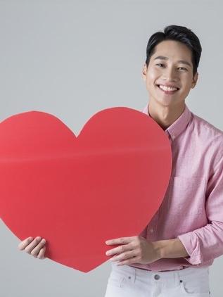 男人喜欢你，藏不住的7个“心动暗号”