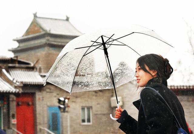 雪落钟鼓楼、什刹海，市民、游客邂逅京城初雪浪漫