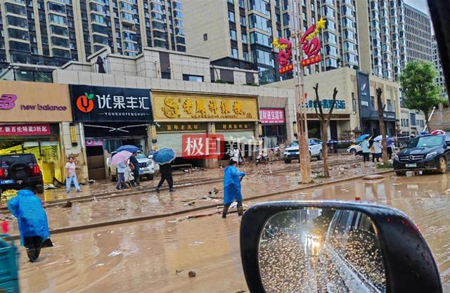 洪水涌入县城一金店首饰被冲走，店主：价值上千万，已捡回少数，保险柜仍未找到