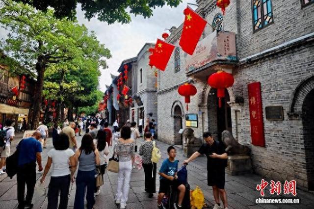 福州古街悬挂五星红旗迎国庆