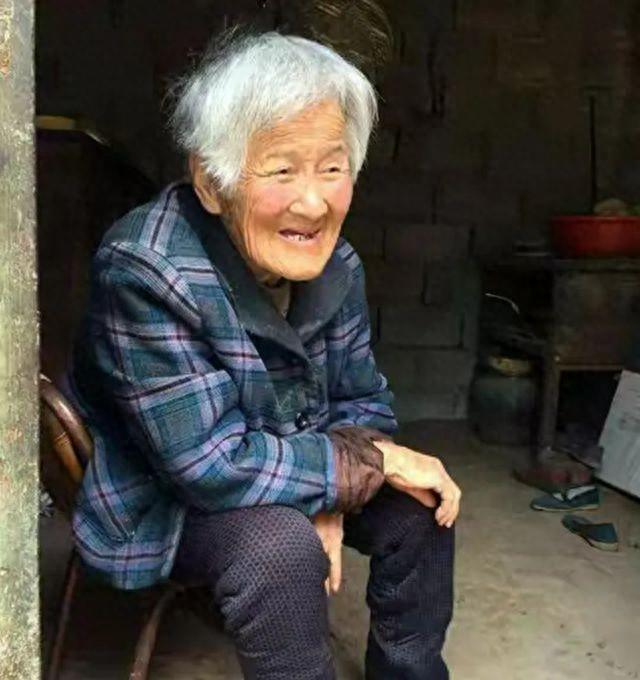 她伪装中国人，曾与4个中国人结婚，临死前一张照片暴露其身份
