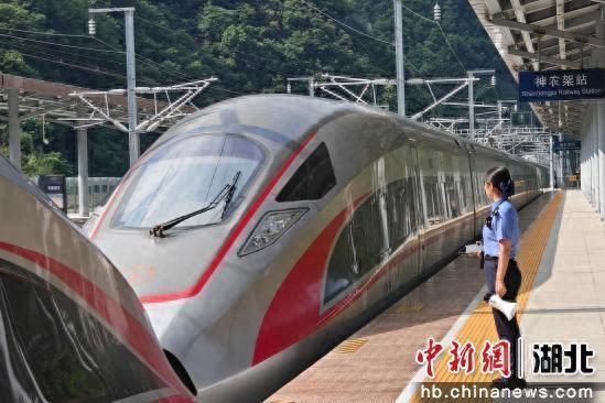 近4万人乘高铁到神农架避暑