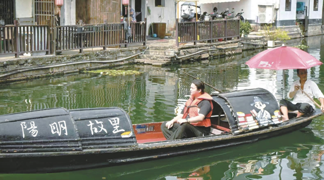 绍兴名士“坐”上乌篷巡游古城