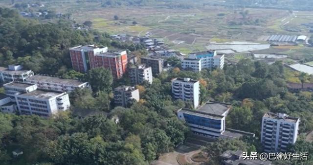 破防了！重庆大山里荒废的中专校园，原来是父母辈真正的“985”