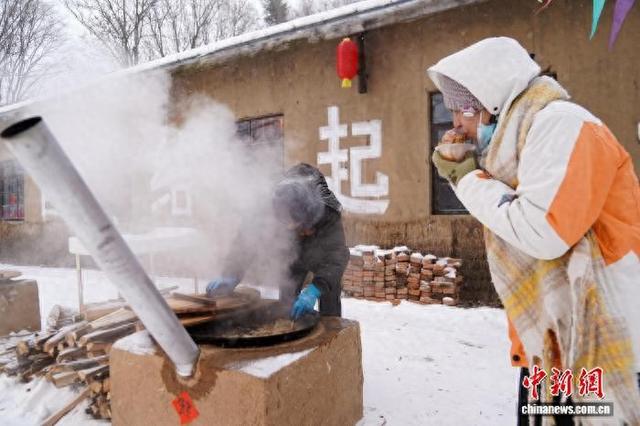 黑龙江铁力：游客沉浸式体验林区生活