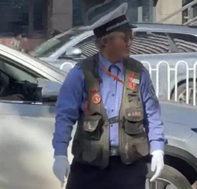 昆明1男子假扮交警35年，每天在街头骂骂咧咧，竟被全城点赞！