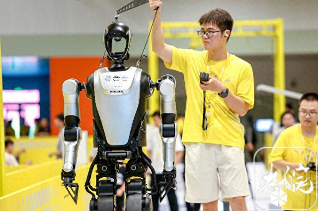 “全尺寸人形机器人”决战合肥 清华等上百所高校参赛