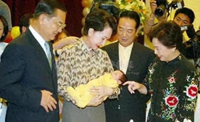 2003年,连方瑀和连战参加蒋中正玄孙蒋得曦满月宴,一张罕见合影