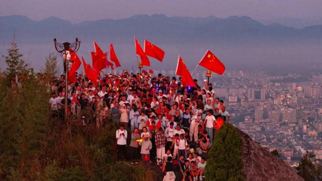 连城冠豸山双节首日“客”如潮涌