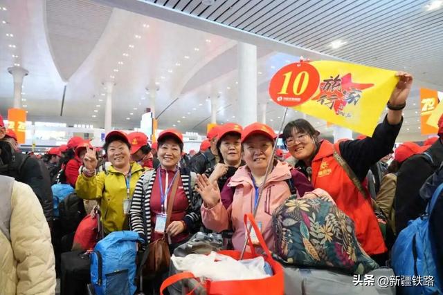 新疆铁路2025年第70列银发旅游专列鸣笛启程