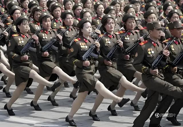 朝鲜女兵方队，腿像安弹簧一样，节奏感极强，英姿飒爽，好看？