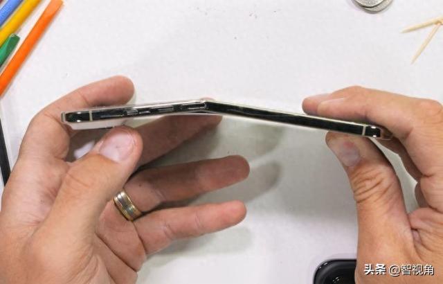 成功弯曲和破裂iPhone Air显示屏需要约100KG集中力量