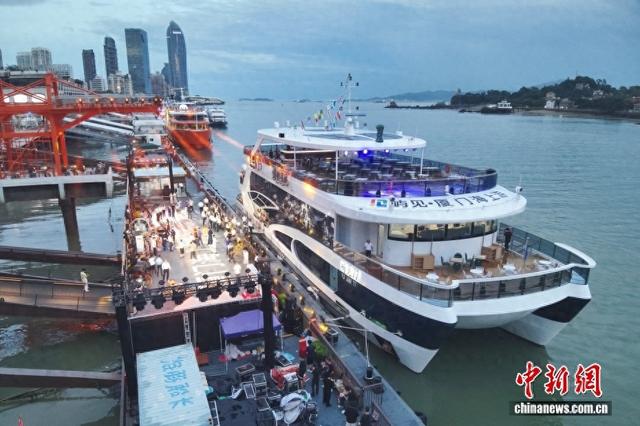 中国首艘纯电海上旅游客船在厦门首航
