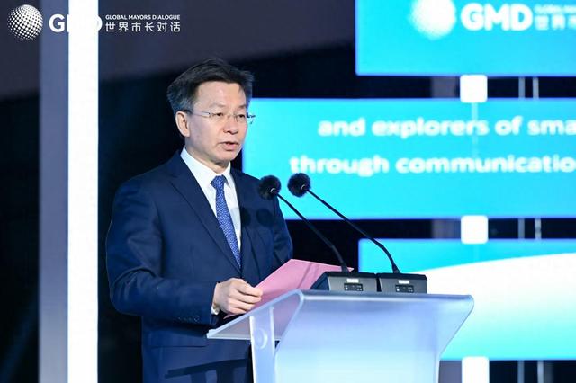 南京市代市长借“中国瓷塔”推介城市魅力