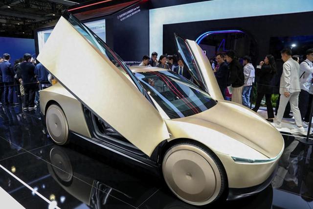 进博引力场｜特斯拉展台挤满人！科幻“未来街区”正照进现实