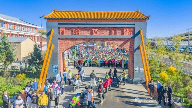 2025哈达门高山草原徒步行活动在武川县举办，1500 余人纵马北疆踏歌而行