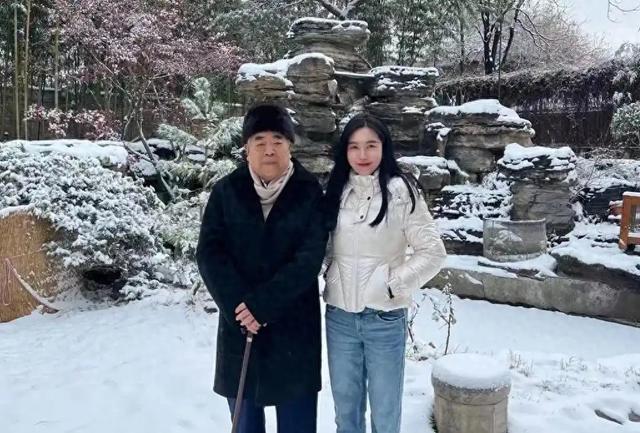 87岁范曾近况：他86岁娶的小50岁娇妻徐萌，如今已成他的晚年依靠