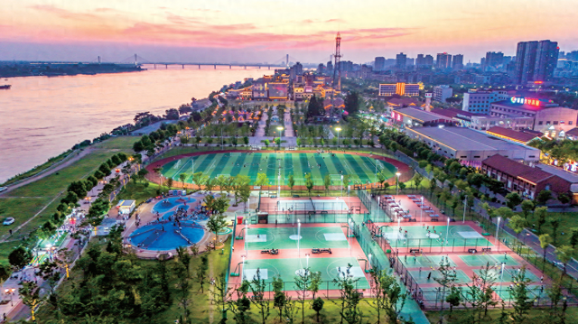 “夜经济”盛夏升温 沙市码头文创园夜晚人流如织