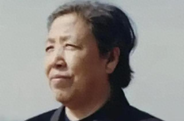 她15岁入党，18岁和主席成亲	，如今仍健在，却几乎不出来露面