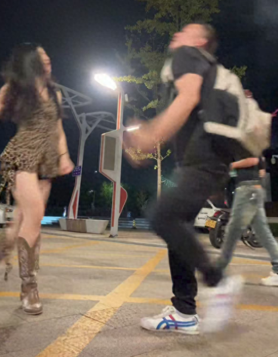 女孩跳舞被醉酒男骚扰，男友阻拦反被5人包围，警察处理大快人心