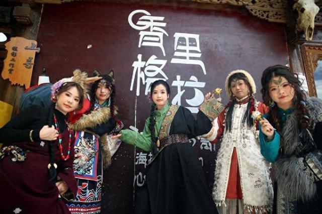 香格里拉旅游火爆，日均19℃清凉吸引中外游客