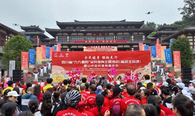 银龄风采点亮金秋 近千人彭祖山登高健身