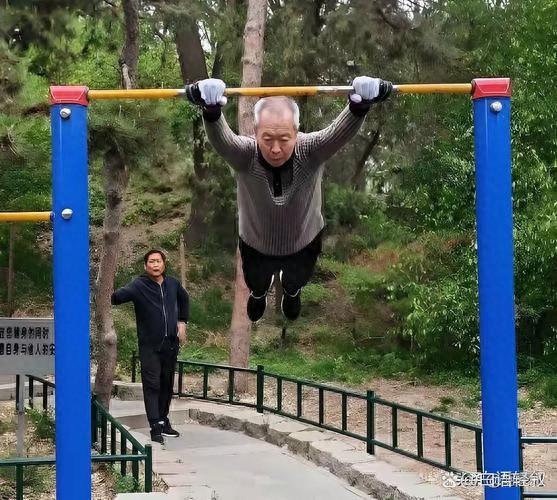 六旬老人公园做14个大回环后猝死：冬天猛练，老人真扛得住？